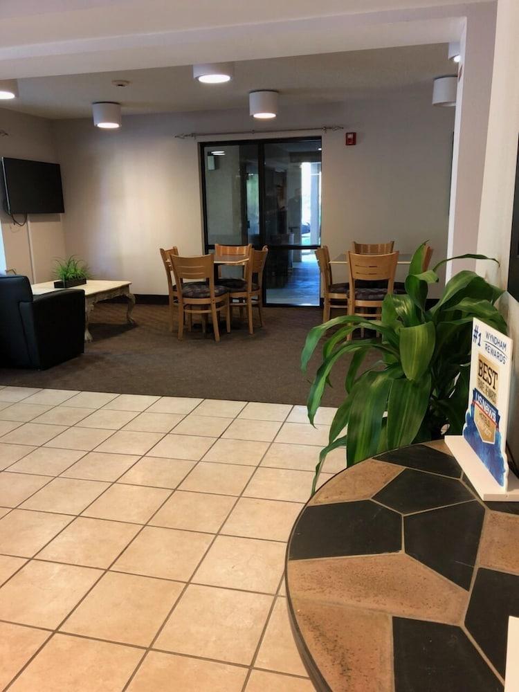 Super 8 By Wyndham Diberville Biloxi Area Exterior foto