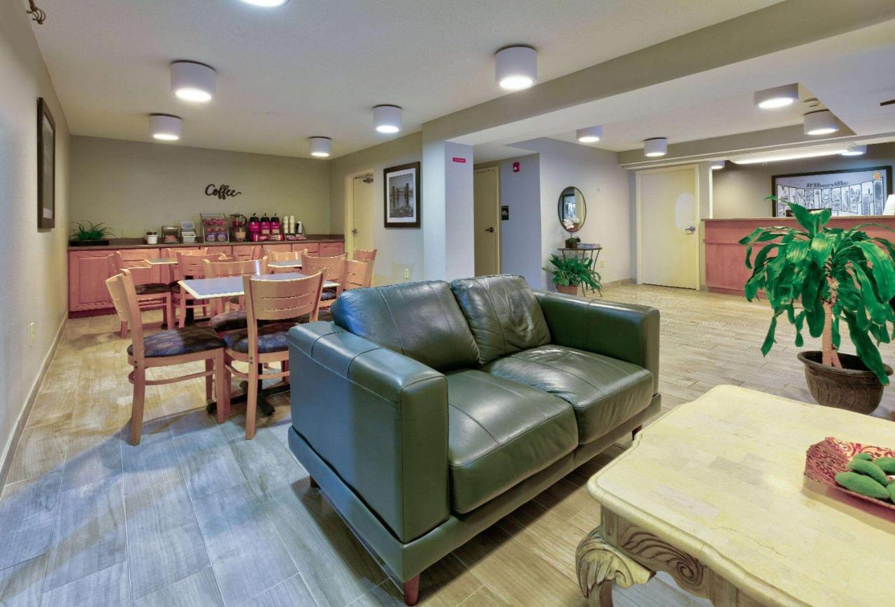 Super 8 By Wyndham Diberville Biloxi Area Exterior foto